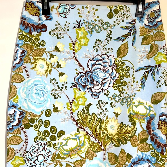 TALBOTS || Blue Floral Knee Length Skirt. Sz. 8P - Picture 3 of 8